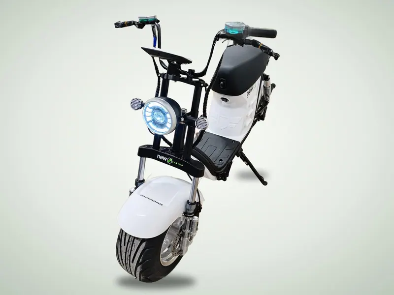Scooter elétrica Harley X13 Branca, de pneu largo, com o farol aceso
