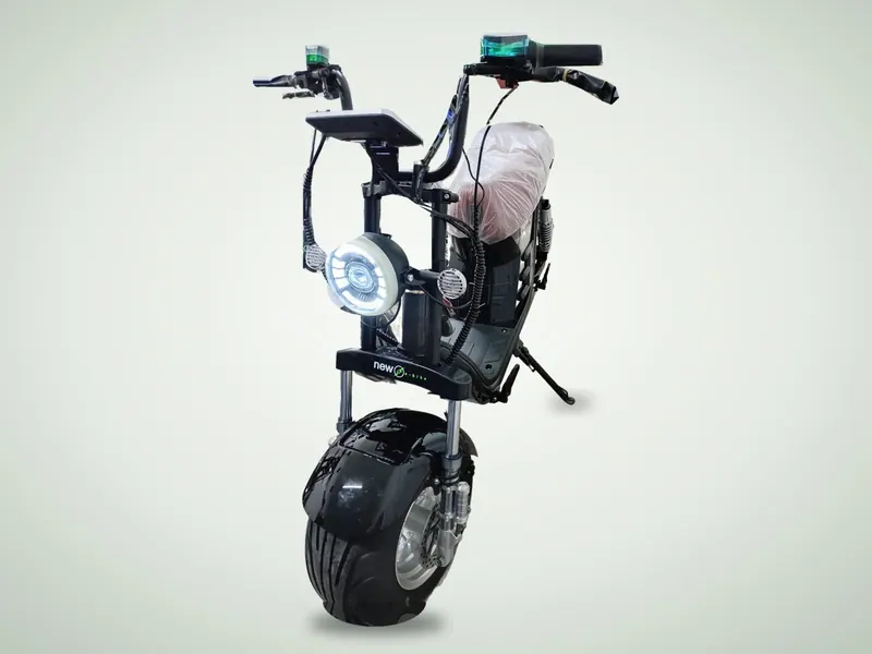 Scooter elétrica Harley X13 Preta, de pneu largo, com o farol aceso
